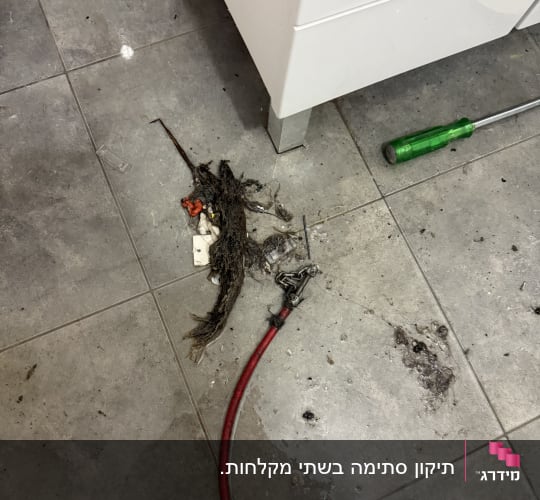 כלים וחומרים על רצפה רטובה עם לכלוך